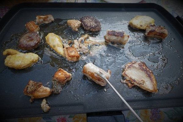 Quels sont les ustensiles de cuisine indispensables dans une auberge équipée d'une plancha basque ?